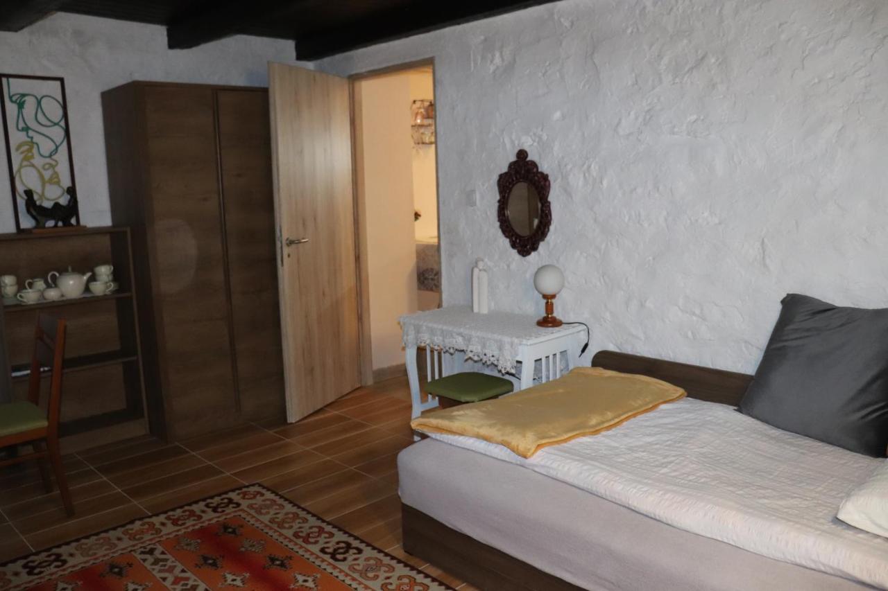 Lidia Vendeghaz Hotell Tata Exteriör bild
