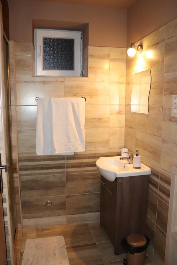Lidia Vendeghaz Hotell Tata Exteriör bild