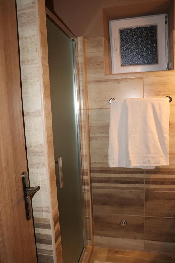 Lidia Vendeghaz Hotell Tata Exteriör bild